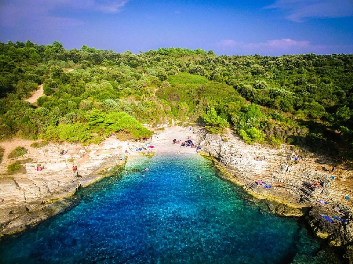 Holiday Home Zora - Family Vacation House Near Protected Area Of The Nature Park Kamenjak, With Green Yard, Wifi, Air-Con Premantura Ngoại thất bức ảnh